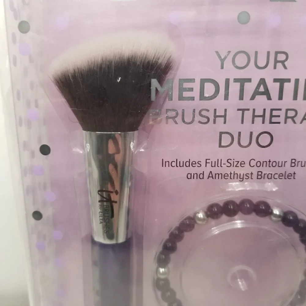 It cosmetics contour brush and bracelet set